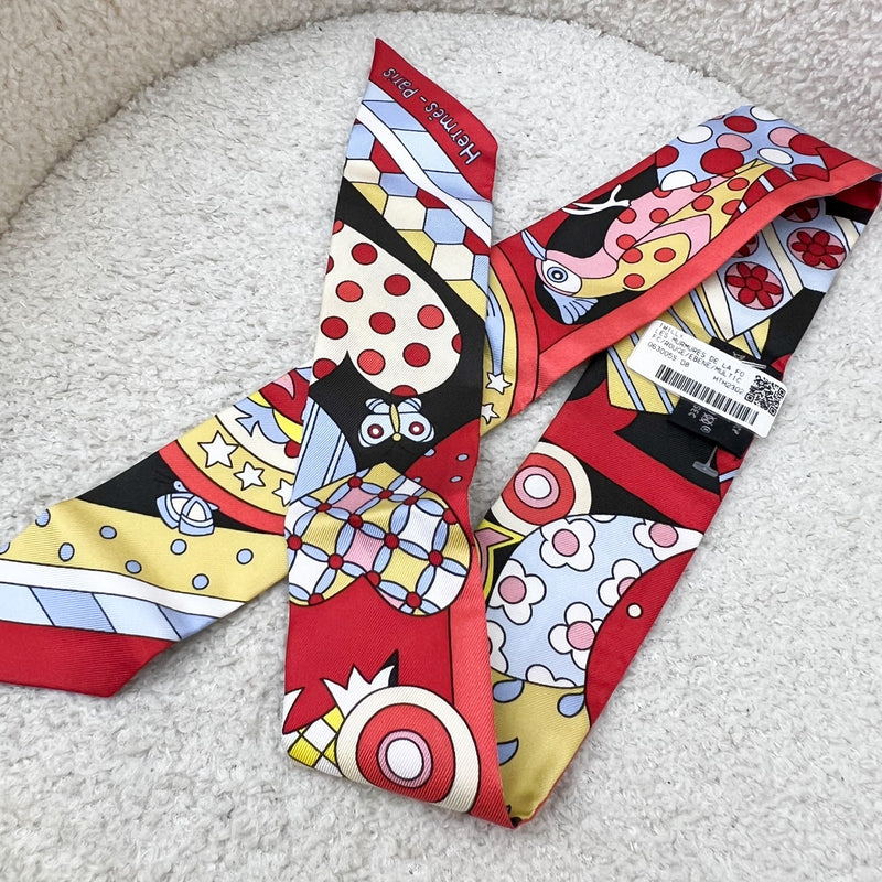 Hermes 100% Silk Twilly in Les Murmures De La Fo FC / Rouge / Ebene / Multic
