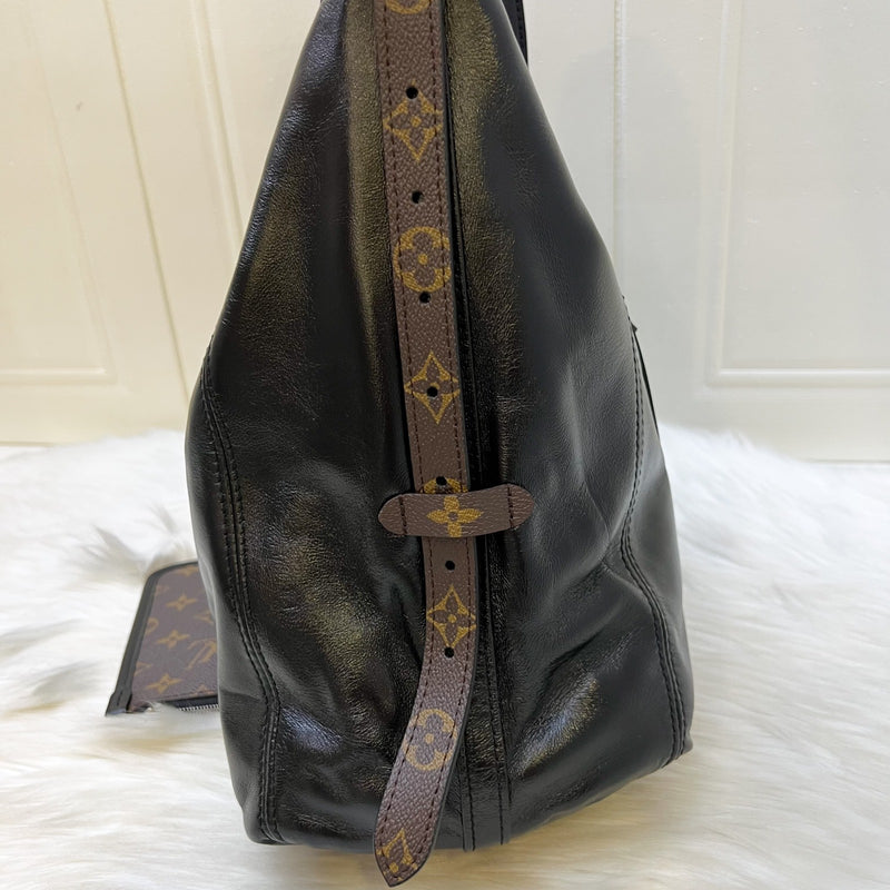 LV CarryAll Cargo Vibe MM in Black Lambskin and SHW (Model: M25143)