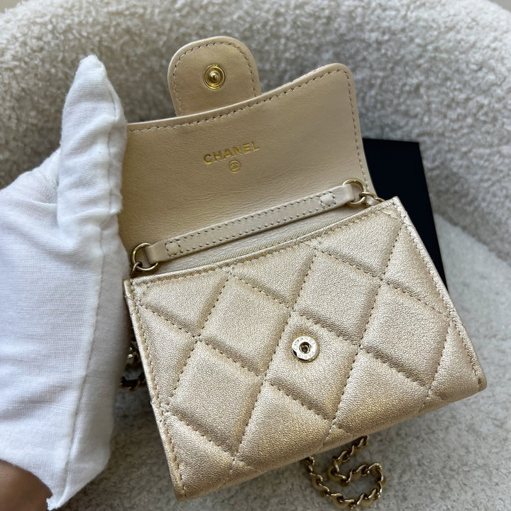 CHANEL ゴールド マネークリップ Chanel 21P Card Holder / Clutch on Chain in Metallic Gold Lambskin