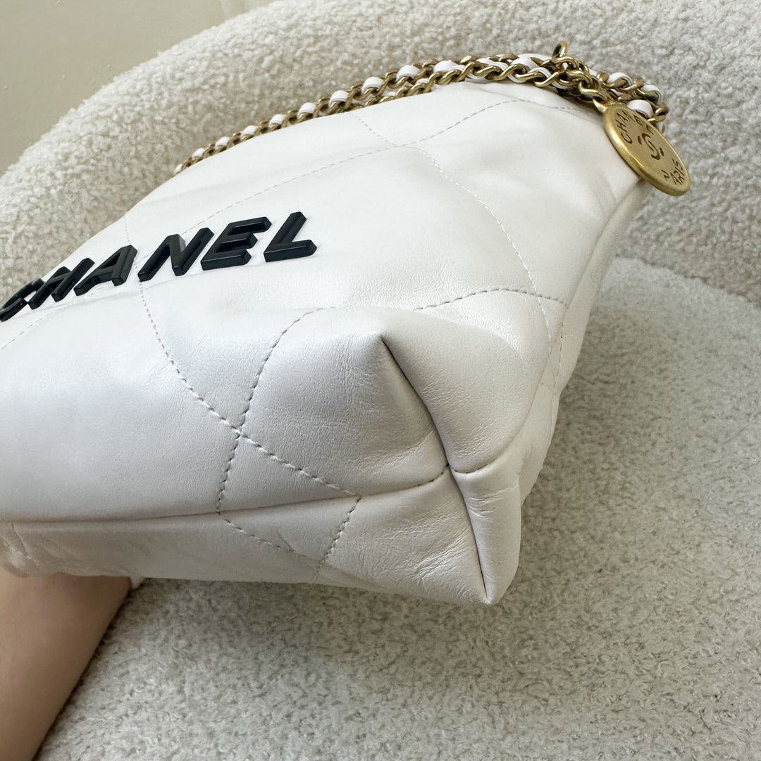 ホワイトxブラックロゴ♪ CHANEL 22 ミニ ハンドバッグ Chanel 22 Mini Hobo Bag in White Calfskin and GHW with Black