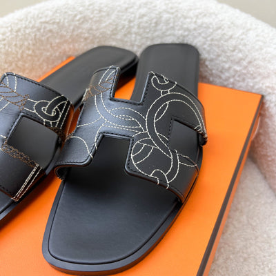 Hermes Seasonal Oran Sandals in Black Leather and White Stitching Sz 39.5