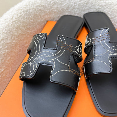 Hermes Seasonal Oran Sandals in Black Leather and White Stitching Sz 39.5