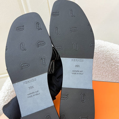 Hermes Seasonal Oran Sandals in Black Leather and White Stitching Sz 39.5