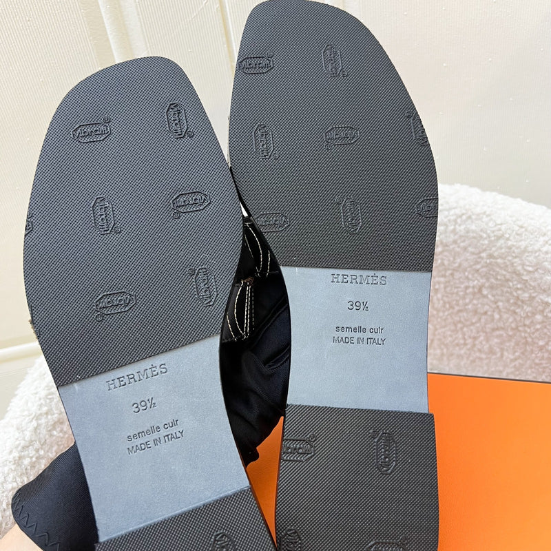 Hermes Seasonal Oran Sandals in Black Leather and White Stitching Sz 39.5