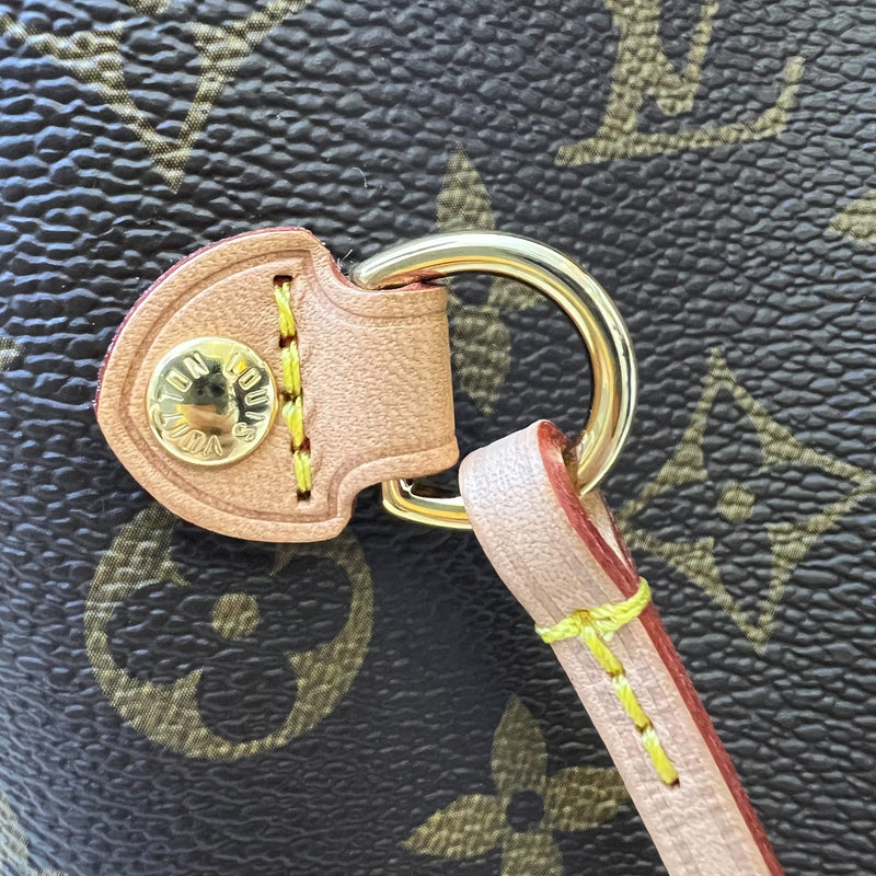 LV Neverfull MM in Monogram Canvas, Cerise Interior and GHW with Detachable Clutch (Model: M41177)