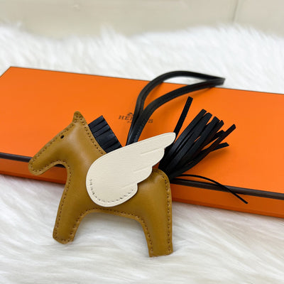 Hermes Rodeo Pegasus PM in Sesame / Noir / Nata Lambskin