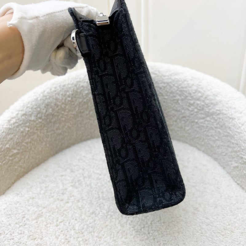 Dior A5 Triangle Pouch in Black Dior Oblique Jacquard and BHW (Model: 2ESCA483YKY)