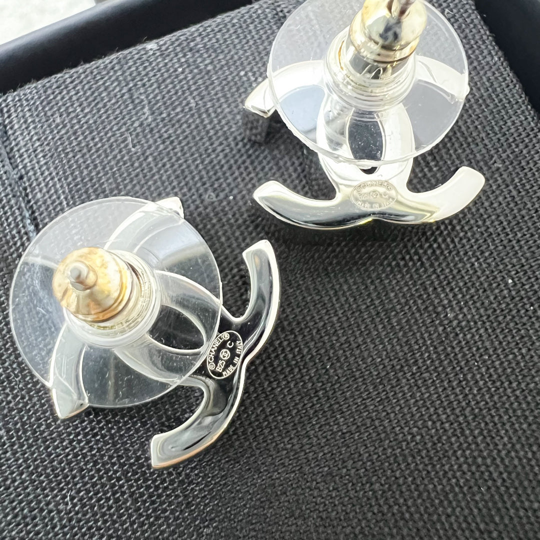CHANEL 25C ロゴピアス Chanel 25C CC Logo Earrings in SHW – Brands Lover