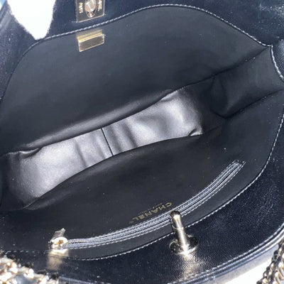 Chanel 22P Hobo Bag in Black Lambskin and LGHW (Model: AS3153)