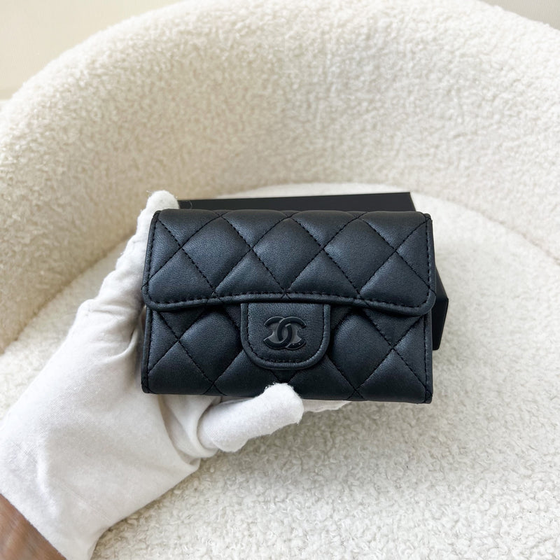 Chanel Classic So Black Snap Card Holder in Black Leather BHW