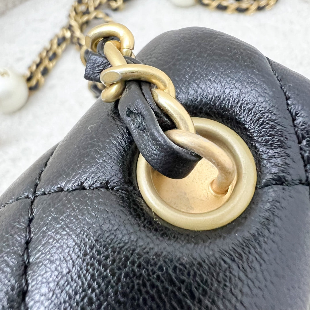 CHANEL LES4OMBRES79 SPlCES 新品未使用 Chanel 24S Adjustable Pearls Chain Mini Flap in Black Lambskin and
