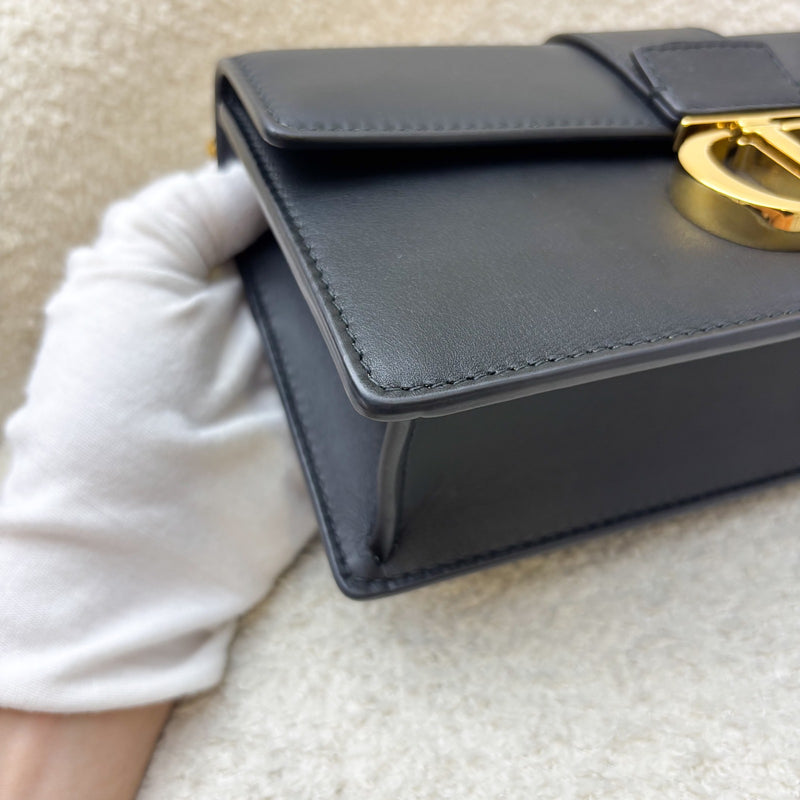 Dior 30 Montaigne East-West Bag with Chain in Black Calfskin and GHW (Model: M9334UHEL)