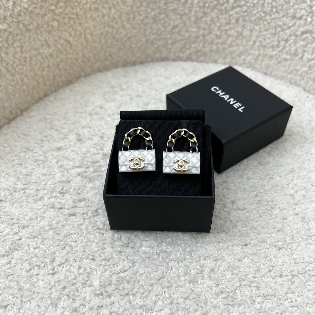CHANEL CCロゴピアス ボックス付き Chanel CC Logo Handbag Earrings in LGHW – Brands Lover