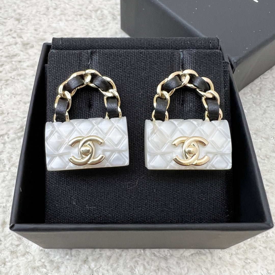 【Shooing】CHANEL アクリルケース Chanel CC Logo Handbag Earrings in LGHW – Brands Lover