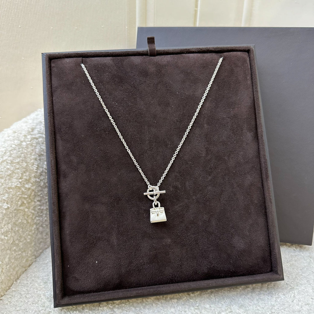【胸元輝く逸品】 HERMES Amulettes Kelly ペンダント シルバー Amulettes Kelly pendant | Hermès USA