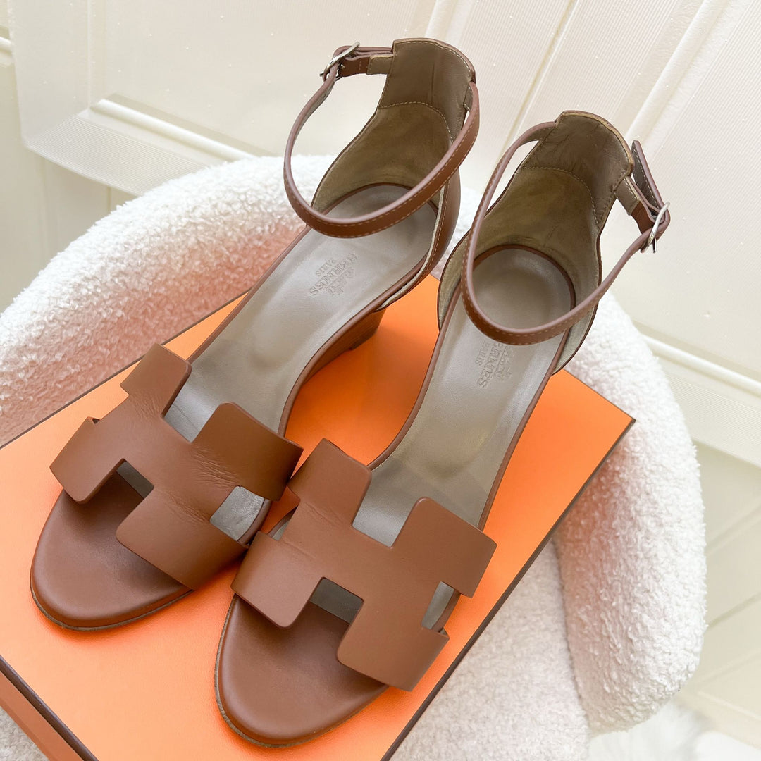 【夏映えの王道ブラウン】HERMES Sandales Legend サンダル Gold Legend sandal | Hermès USA