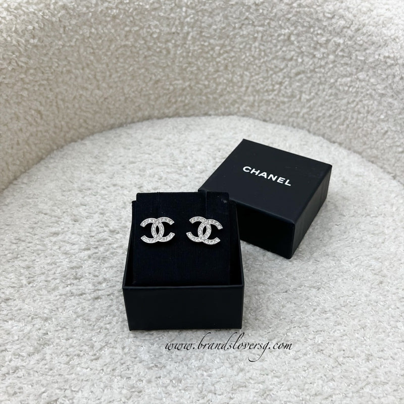 Chanel Small/Medium CC Logo Earrings in SHW
