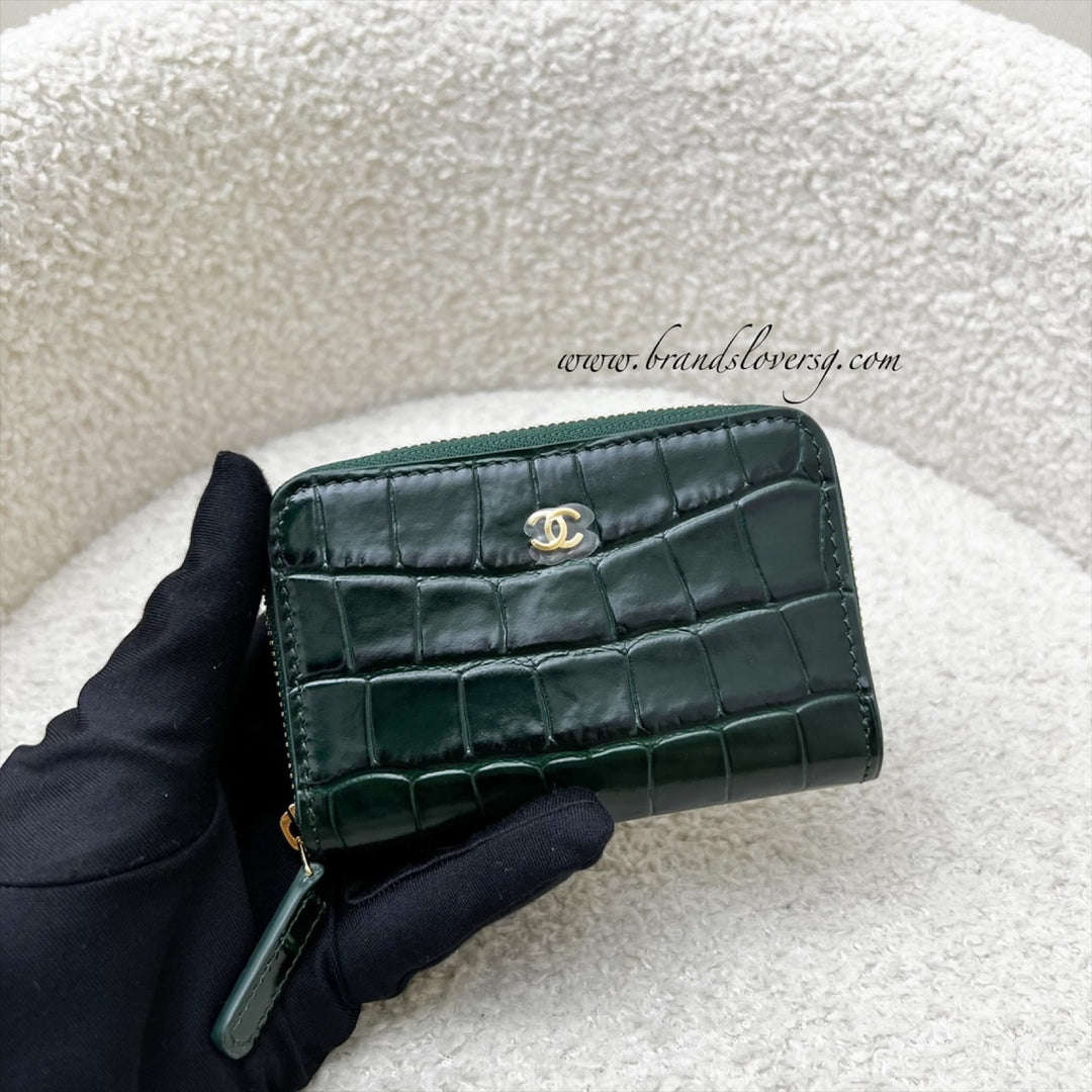 Chanel Zippy Card Holder in 26S Emerald Green Crocodile Embossed