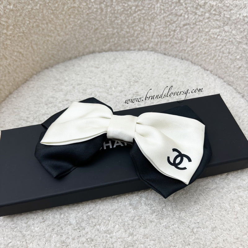 Chanel 23B Bow Barrette Hair Clip in Black and Off White Fabric