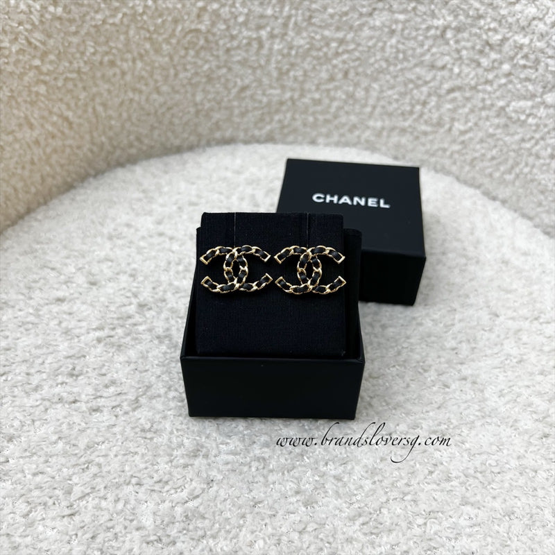 Chanel 26P CC Logo Earrings with Black Interwoven Leather  display picture 3