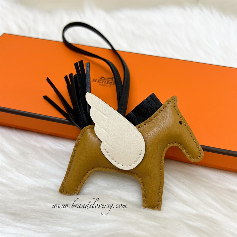 Hermes Rodeo Pegasus PM in Sesame / Noir / Nata Lambskin