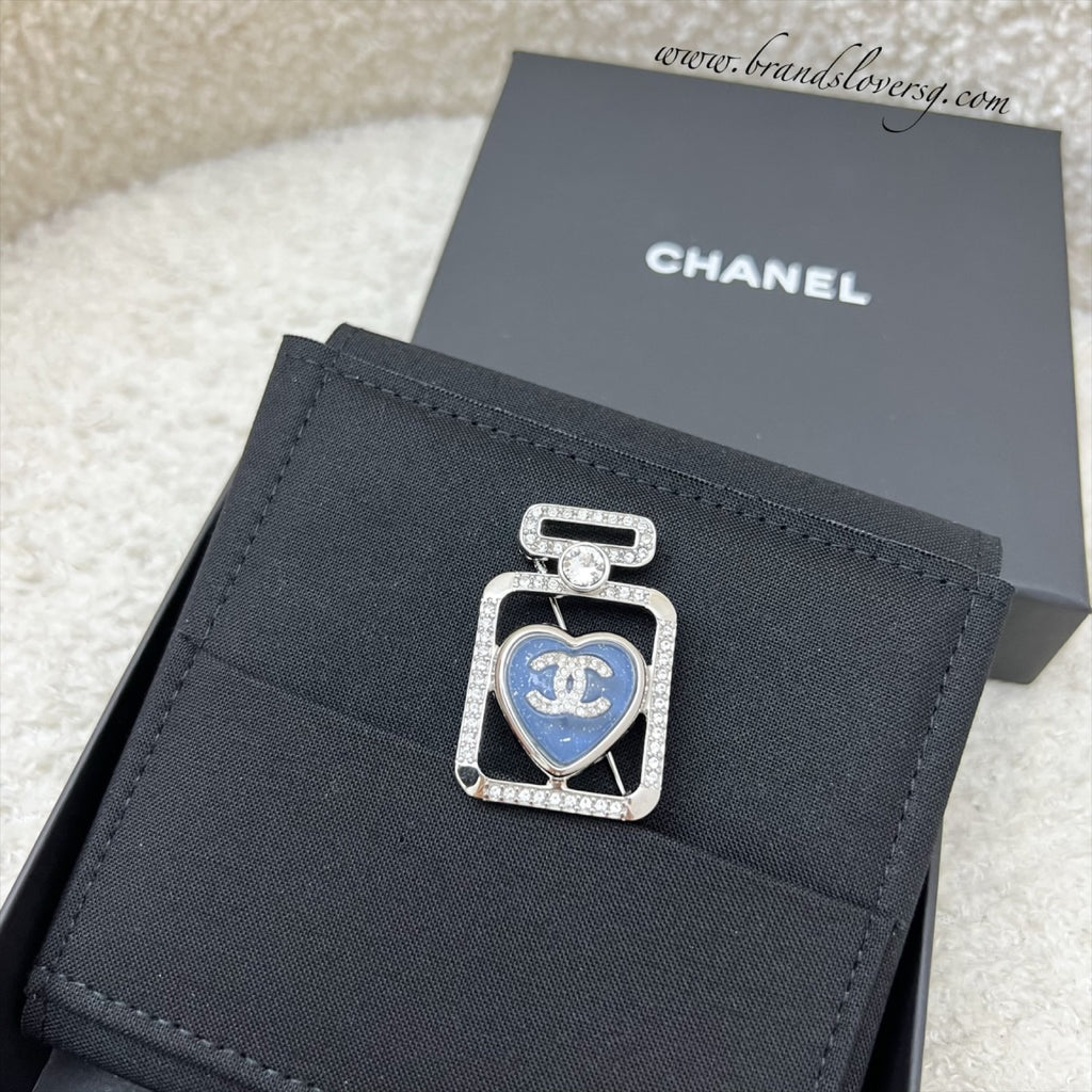 CHANEL ネイビー フラワーエンボス ポーチ CHANEL ネイビー フラワーエンボス ポーチ