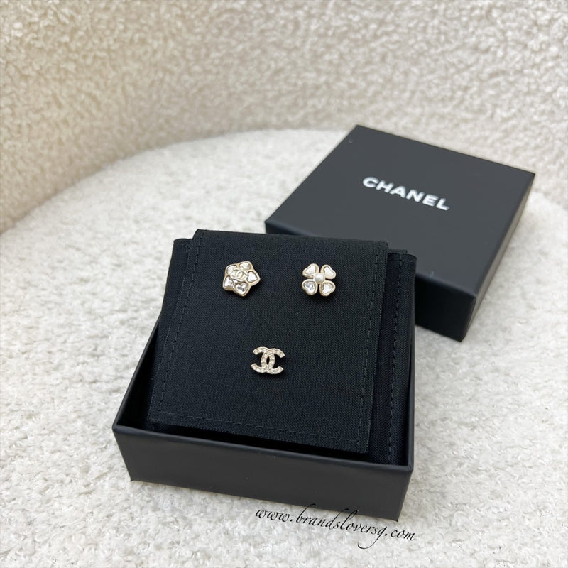 Chanel 25B Stud Earrings in Metal, Glass Pearls and Diamantés Gold, Pearly White and Crystal (Model: ABG272)