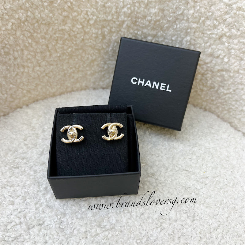 Chanel Classic CC Turnlock Earrings in LGHW