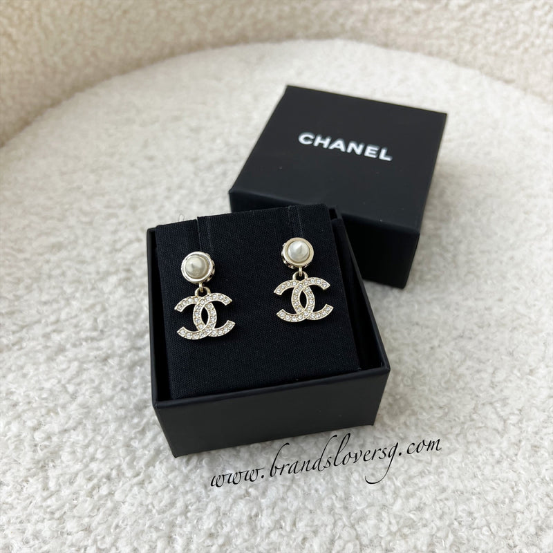 Chanel 22C CC Logo Dangling Earrings in LGHW