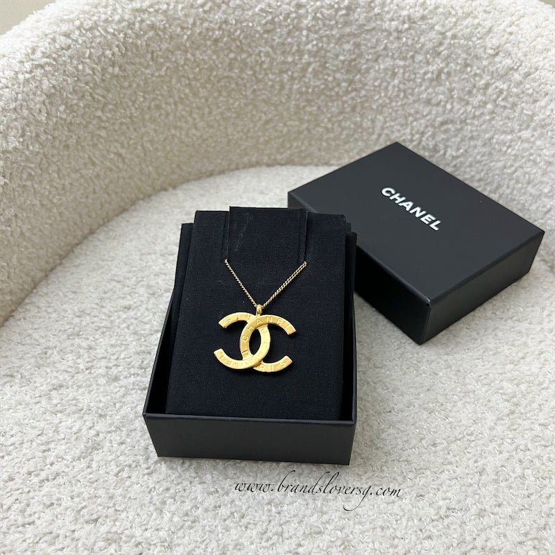 Chanel 20A Paris Button CC Logo Pendant Necklace in GHW