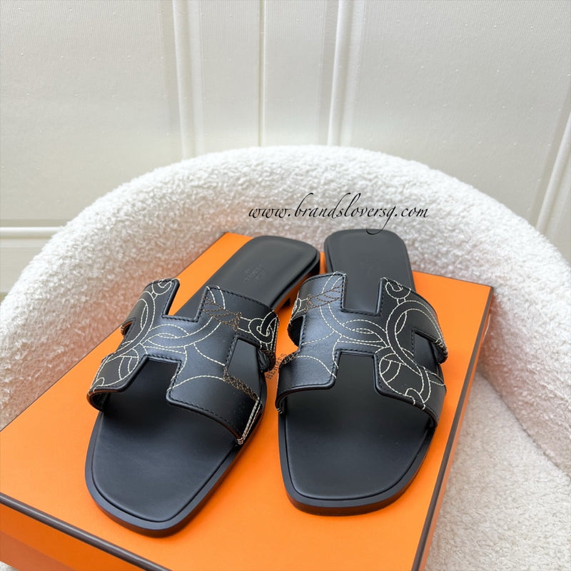 Hermes Seasonal Oran Sandals in Black Leather and White Stitching Sz 39.5