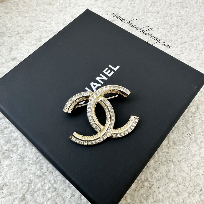 Chanel 22C Medium CC Logo Brooch with Crystals in LGHW