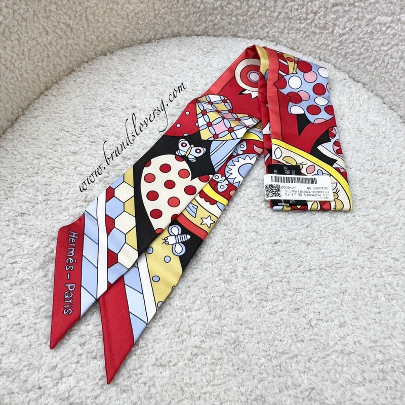 Hermes 100% Silk Twilly in Les Murmures De La Fo FC / Rouge / Ebene / Multic