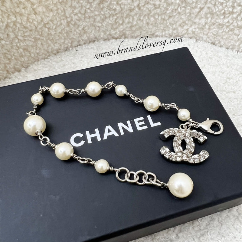 Chanel Diamantes CC Logo Bracelet with Pearls in SHW