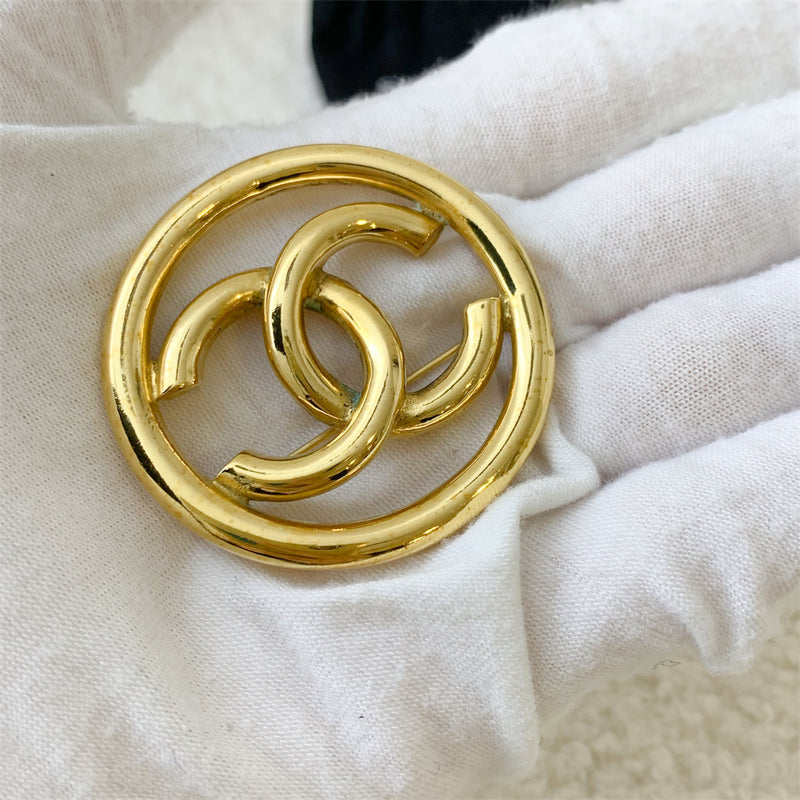 Chanel Vintage CC Round Brooch in Gold HW