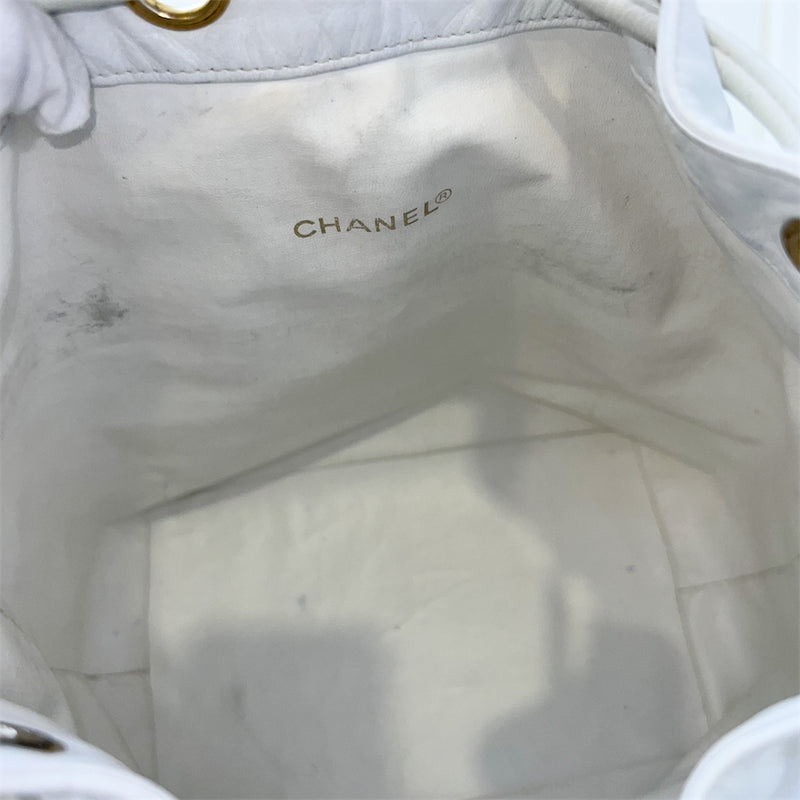 Chanel Vintage Bucket Bag in White Lambskin GHW