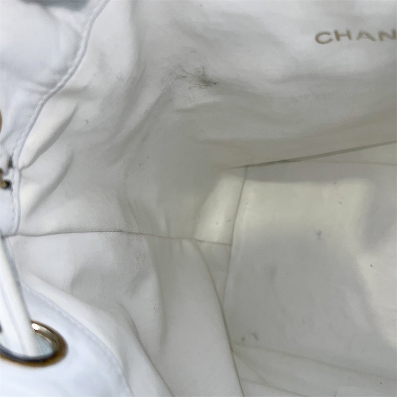 Chanel Vintage Bucket Bag in White Lambskin GHW