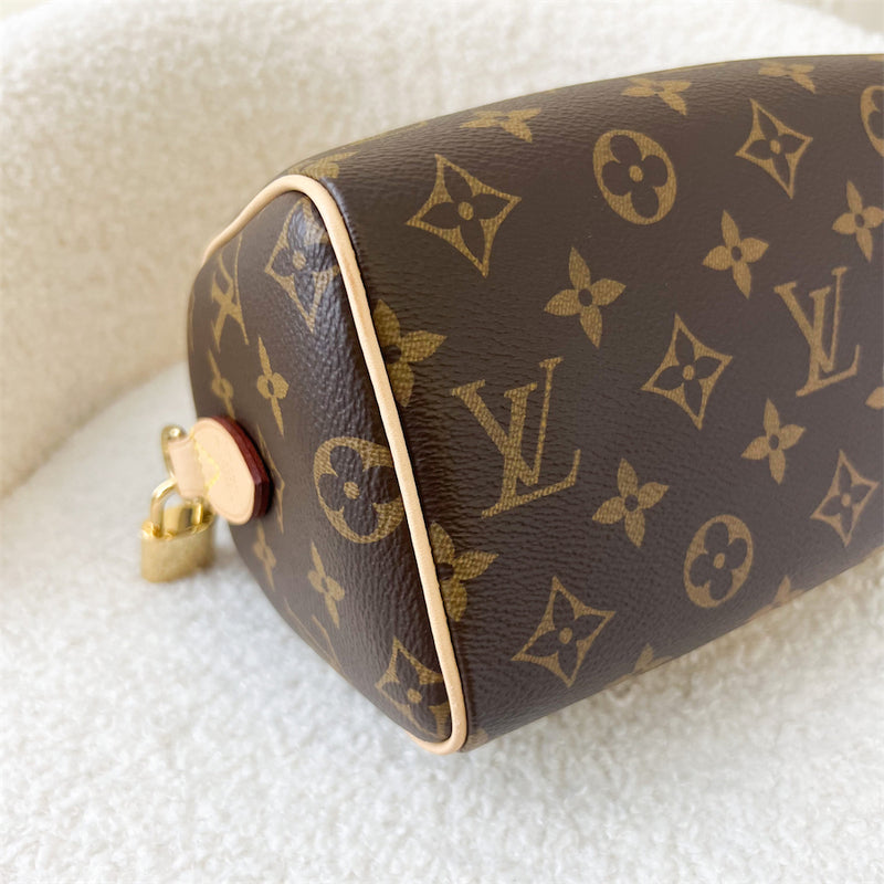 LV Speedy Bandouliere 20 in Monogram Canvas GHW (Without Patterned Strap) + Monogram strap.