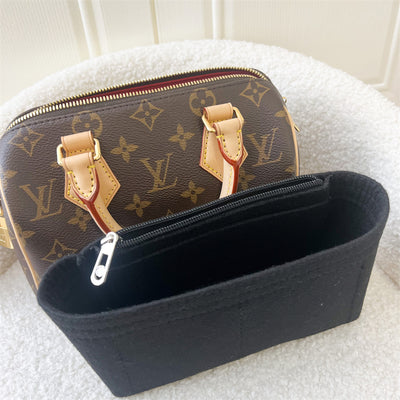 LV Speedy Bandouliere 20 in Monogram Canvas GHW (Without Patterned Strap) + Monogram strap.