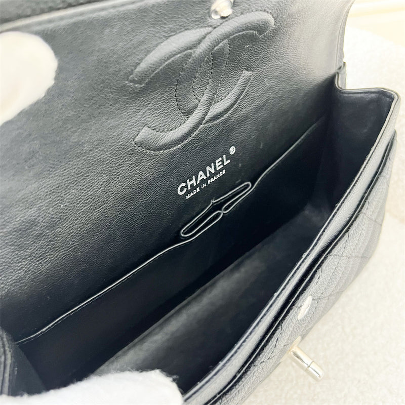 Chanel Medium Classic Flap CF in Black Caviar SHW