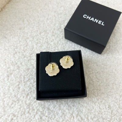 Chanel 21A CC Logo Black Earrings in AGHW
