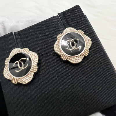 Chanel 21A CC Logo Black Earrings in AGHW