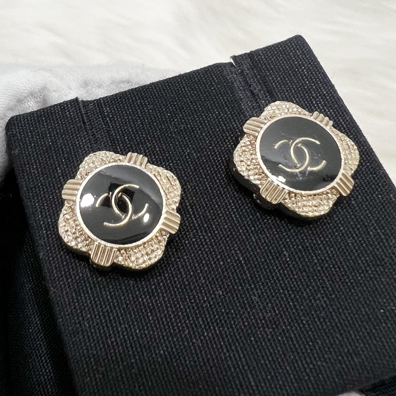 Chanel 21A CC Logo Black Earrings in AGHW